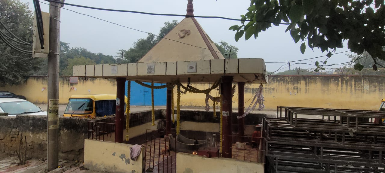 नाथूपुर में चोरो ने मंदिर को बनाया निशाना