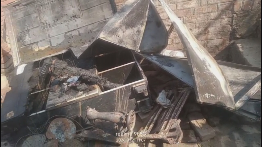 रोहनिया के करसड़ा में बुनकर के घर लगी भीषण आग, शॉर्ट सर्किट से लाखों का नुकसान