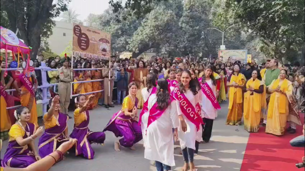 बीएचयू में सरस्वती पूजन व बसंतोत्सव की धूम, भव्य झांकियों से सजा विश्वविद्यालय परिसर
