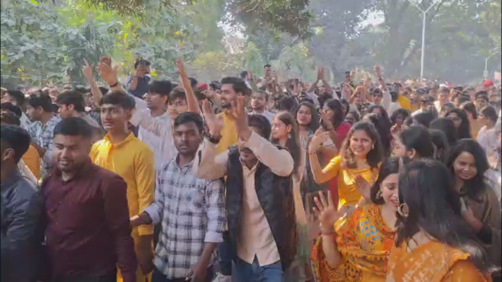 बीएचयू में सरस्वती पूजन व बसंतोत्सव की धूम, भव्य झांकियों से सजा विश्वविद्यालय परिसर