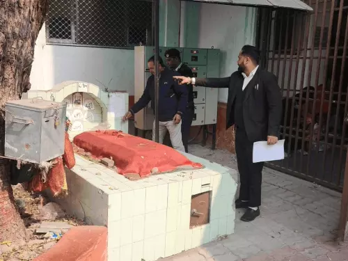 KGMU परिसर में अवैध मजारों पर चला प्रशासन का डंडा, हटाने के लिए जारी हुआ नोटिस