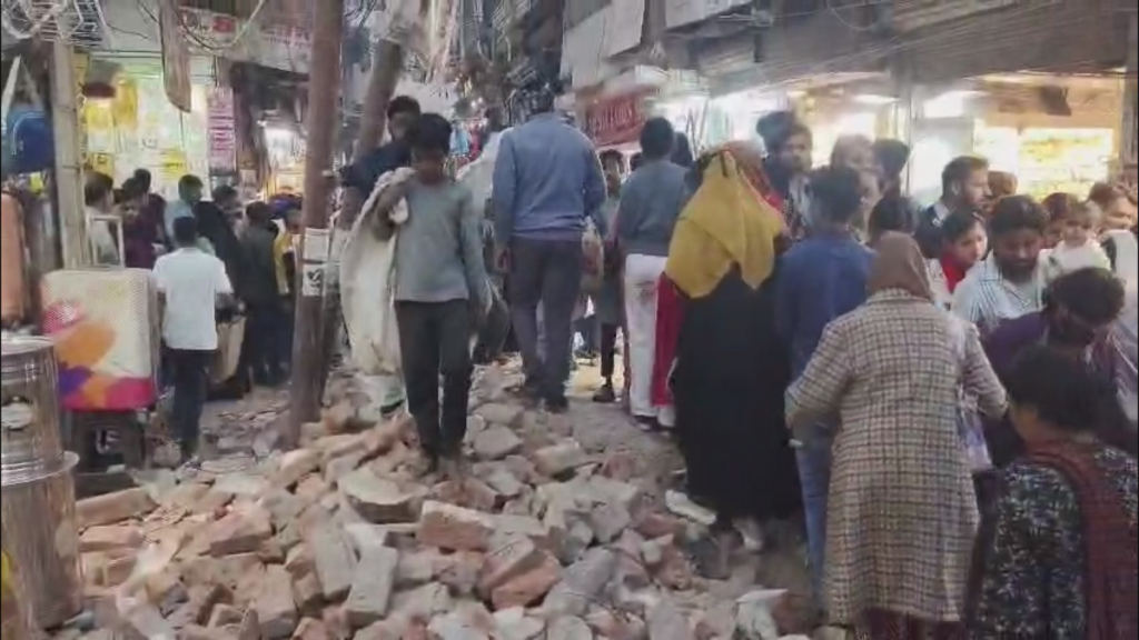 वाराणसी: दालमंडी में सड़क चौड़ीकरण के बीच मलबा बना बाधा, दुकानदारों की बढ़ी परेशानी