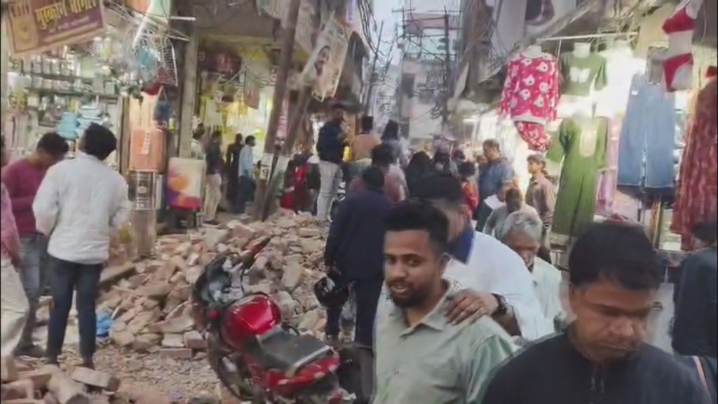 वाराणसी: दालमंडी में सड़क चौड़ीकरण के बीच मलबा बना बाधा, दुकानदारों की बढ़ी परेशानी