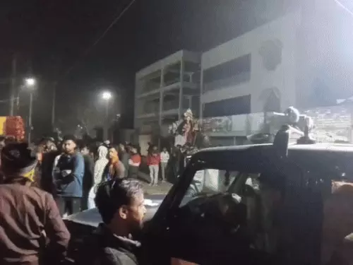 वाराणसी: विसर्जन कुंड छोटा होने पर भड़के आयोजक, मौके पर पहुंची पुलिस