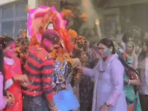 वाराणसी: विसर्जन कुंड छोटा होने पर भड़के आयोजक, मौके पर पहुंची पुलिस