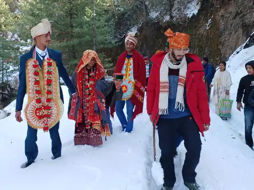 बर्फ से ढके रास्तों पर विवाह की मिसाल: मंडी में 7 किमी पैदल चला दूल्हा, चार घंटे बर्फ में चलकर ससुराल पहुंची दुल्हन