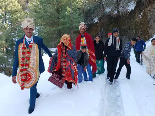 बर्फ से ढके रास्तों पर विवाह की मिसाल: मंडी में 7 किमी पैदल चला दूल्हा, चार घंटे बर्फ में चलकर ससुराल पहुंची दुल्हन
