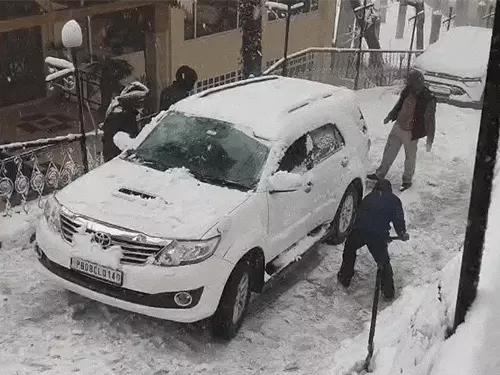 हिमाचल की ऊंची चोटियों पर फिर बर्फ की सफेदी, ऑरेंज अलर्ट से बढ़ी मुश्किलें