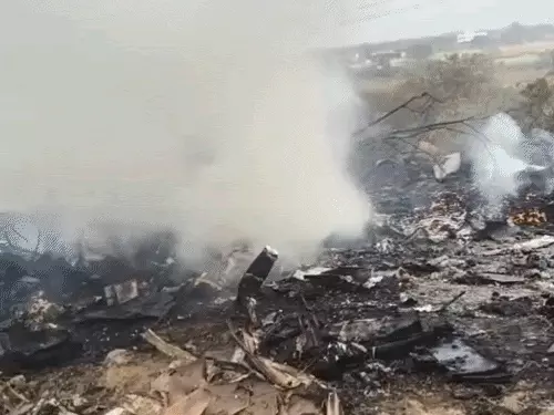 प्लेन क्रैश में डिप्टी CM अजित पवार का निधन: महाराष्ट्र शोक में, बारामती अस्पताल के बाहर रोते समर्थक; विमान जलकर खाक, सभी 5 मरे