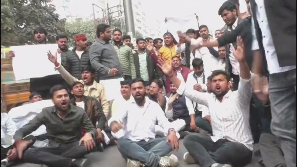 UGC के नए नियमों के खिलाफ काशी विद्यापीठ में उबाल, छात्रों ने कक्षाएं ठप कर सड़क पर किया प्रदर्शन