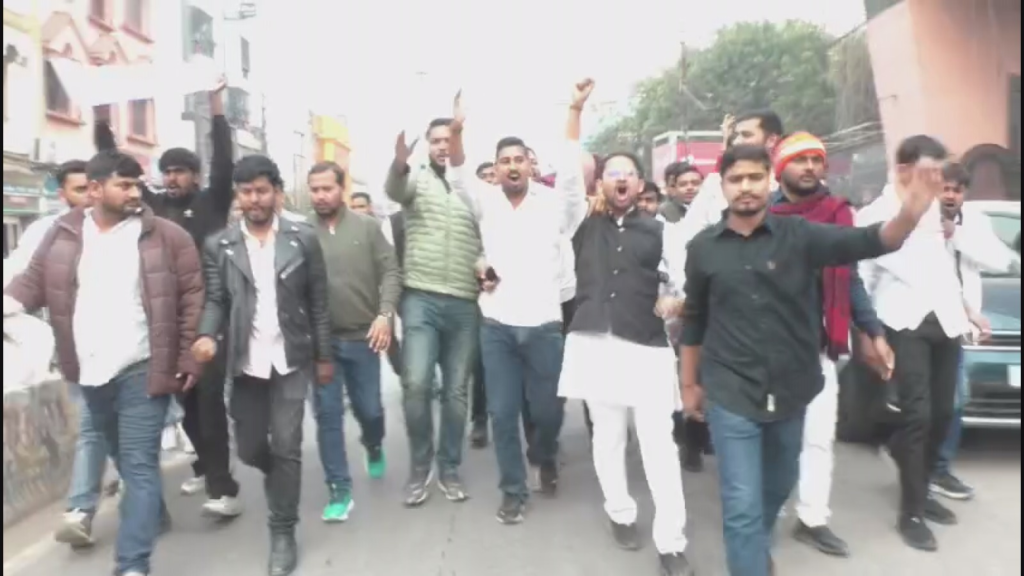 UGC के नए नियमों के खिलाफ काशी विद्यापीठ में उबाल, छात्रों ने कक्षाएं ठप कर सड़क पर किया प्रदर्शन