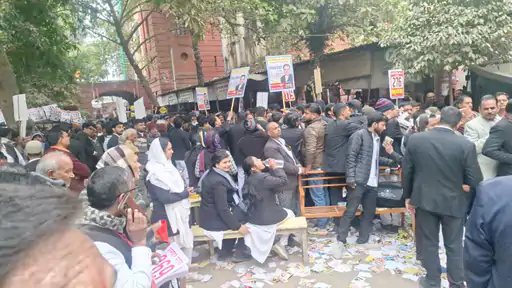 वाराणसी में बार काउंसिल चुनाव शुरू, अधिवक्ताओं में दिखा उत्साह