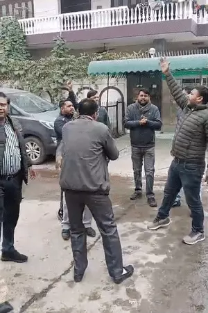 इस्तीफे के बाद घर पहुंचे PCS अफसर अलंकार अग्निहोत्री, शंखनाद-नारेबाजी के बीच समर्थकों ने किया स्वागत