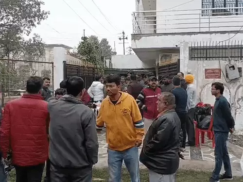 इस्तीफे के बाद घर पहुंचे PCS अफसर अलंकार अग्निहोत्री, शंखनाद-नारेबाजी के बीच समर्थकों ने किया स्वागत