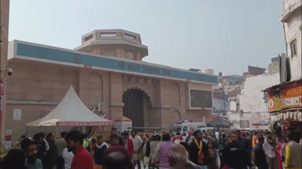 काशी विश्वनाथ धाम में श्रद्धालुओं के लिए नई सुविधा, पांच गोल्फ कार्ट भेंट