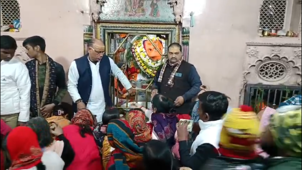 सकट चतुर्थी पर बड़ा गणेश मंदिर में उमड़ा श्रद्धालुओं का सैलाब