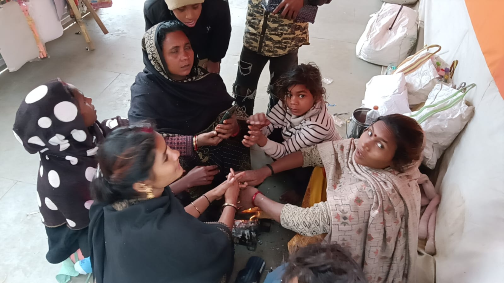 घने कोहरे और ठिठुरन का कहर, अलाव व रैन बसेरों की कमी से श्रद्धालु परेशान