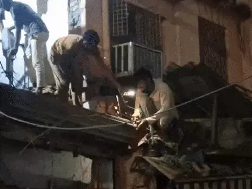 दालमंडी चौड़ीकरण की रफ्तार तेज: आज गिराया गया आठवां मकान, चार थानों की फोर्स, PAC और RRF तैनात