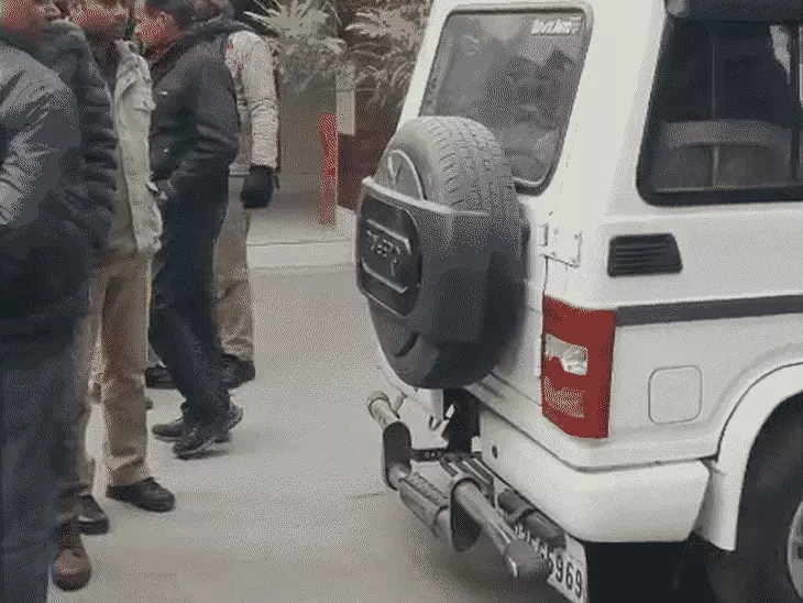 महाराजगंज में 50 हजार की घूस लेते दरोगा गिरफ्तार: एंटी करप्शन टीम ने मिठाई की दुकान पर रची कार्रवाई, FIR में धाराएं घटाने के बदले मांग रहा था रिश्वत