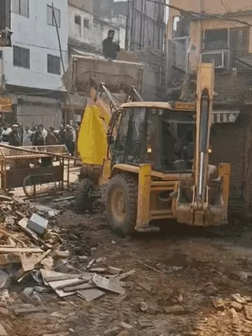 हथौड़े के बाद दालमंडी में गरजा बुलडोजर