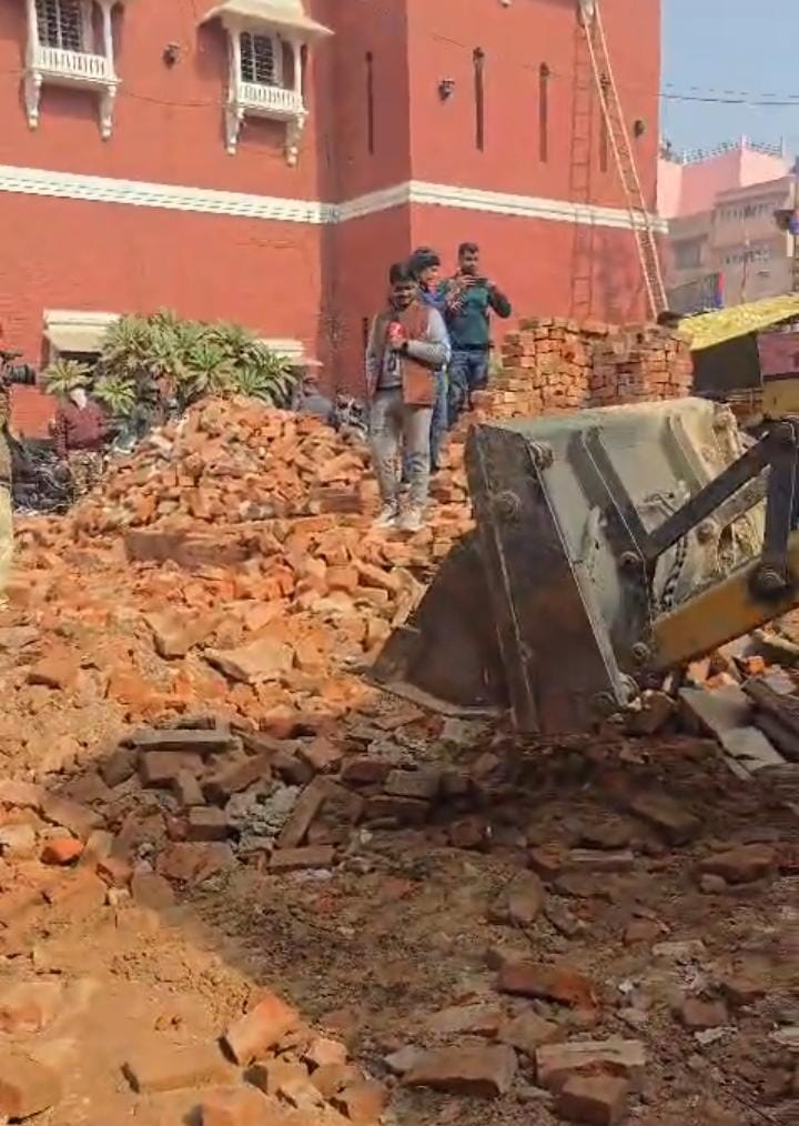 हथौड़े के बाद दालमंडी में गरजा बुलडोजर