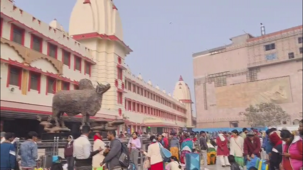 मकर संक्रांति पर काशी उमड़ी आस्था की बाढ़, रेलवे स्टेशनों से घाटों तक श्रद्धालुओं का सैलाब