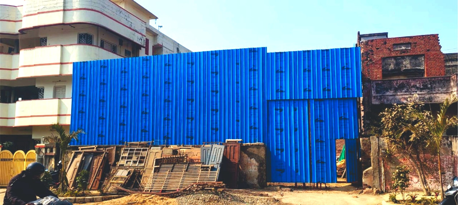 टीन शेड की आड़ में धड़ल्ले से अवैध निर्माण