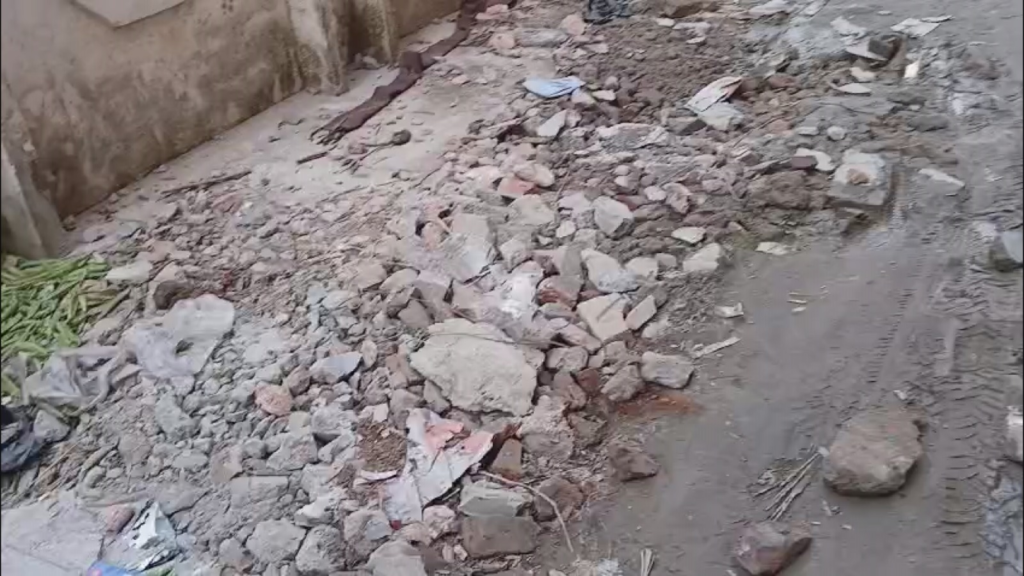 सीर गोवर्धनपुर में शिलापट्ट बदलने और अधूरे खड़ंजा-सीवर पर जनआक्रोश