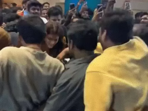 वाराणसी पहुंचीं अभिनेत्री निधि अग्रवाल, मंगला आरती में बाबा विश्वनाथ से मांगी ‘राजा साब’ की सफलता