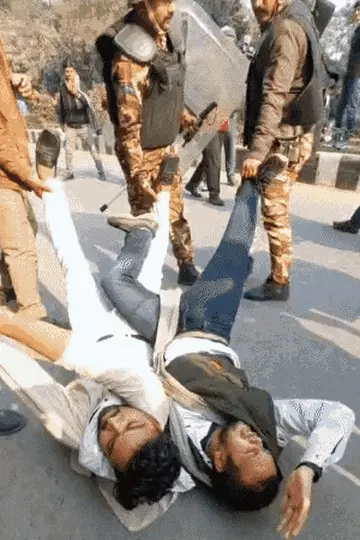 वाराणसी में कांग्रेस-NSUI का हंगामा, पीएम कार्यालय मार्च के दौरान पुलिस से भिड़ंत