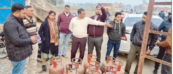 स्कूल ड्रेस की दुकान में चल रही थी अवैध गैस रिफिलिंग