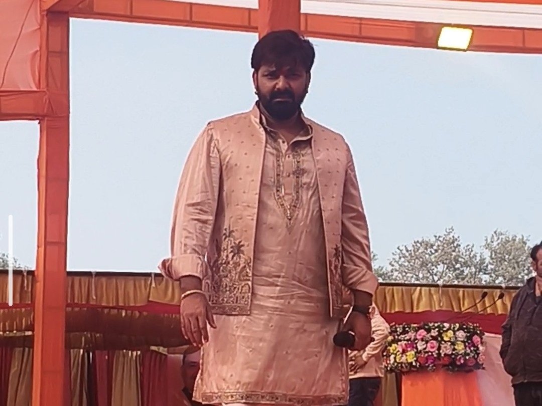 वाराणसी में पवन सिंह का मंच से हमला: बोले- मोबाइल के दौर में सब दिखता है; निजी बयान पर दिया जवाब