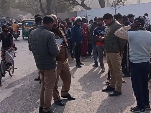 वाराणसी में बड़ा हादसा: चलती गाड़ी से कूदने पर महिला की मौत, पहचान में जुटी पुलिस