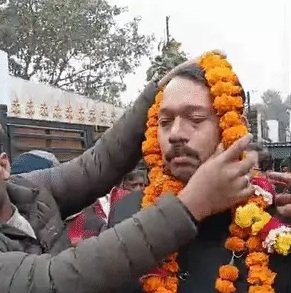 इस्तीफे के बाद घर पहुंचे PCS अफसर अलंकार अग्निहोत्री, शंखनाद-नारेबाजी के बीच समर्थकों ने किया स्वागत