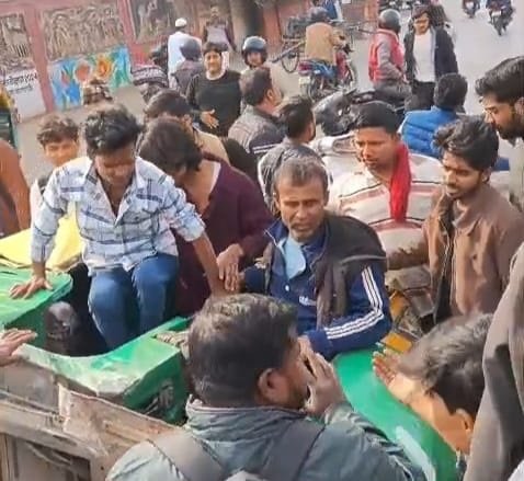 भेलूपुर में चलती ऑटो का पहिया निकलने से हादसा, डिवाइडर से टकराकर पलटा वाहन, यात्रियों में मची अफरा-तफरी