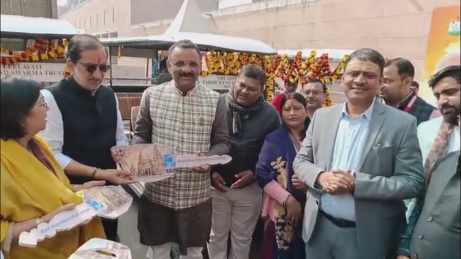 काशी विश्वनाथ धाम में श्रद्धालुओं के लिए नई सुविधा, पांच गोल्फ कार्ट भेंट