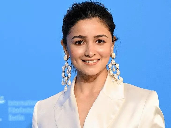 सोशल मीडिया डिलीट करने का मन करता है, लेकिन फैंस से रिश्ता नहीं तोड़ सकती: आलिया भट्ट