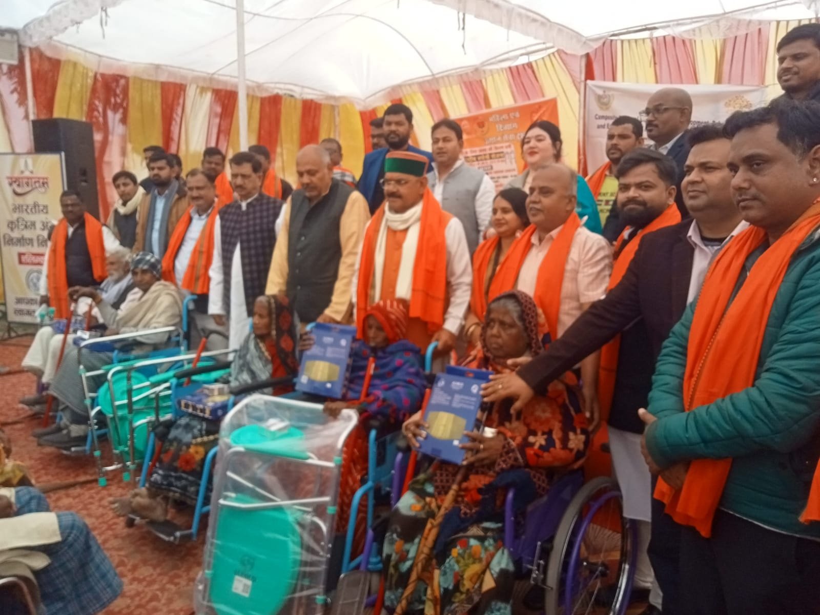 वयोश्री योजना शिविर में बुजुर्गों व दिव्यांगजनों को सहायक उपकरण वितरित