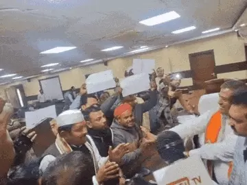 वाराणसी में किसानों का बवाल: सर्किट हाउस में केंद्रीय मंत्री कमलेश पासवान का घेराव, पुलिस ने प्रदर्शनकारियों को हिरासत में लिया