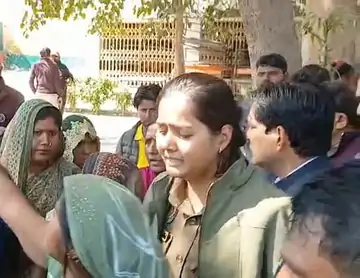 वाराणसी: प्राइमरी स्कूल में छात्राओं से छेड़छाड़ का आरोप, ग्रामीणों का हंगामा, आरोपी शिक्षक हिरासत में