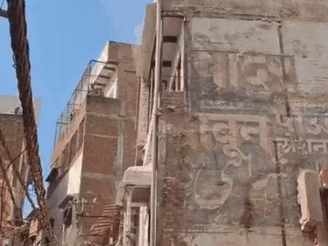 दालमंडी में बुलडोजर एक्शन के बीच व्यापारी ने दुकान में लगाई आग: सड़क चौड़ीकरण में 21 मकान ढहाने की कार्रवाई, खुद को जलाने की दी धमकी