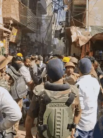 दालमंडी में दूसरे दिन भी बुलडोजर एक्शन: 600 पुलिस की मौजूदगी में 34 मकान ध्वस्त, फरार आरोपी सलीम हिरासत में