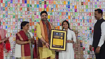 काशी की छात्रा ने रचा इतिहास: 5555 अनोखे ‘ॐ’ चित्र बनाकर बनाया विश्व रिकॉर्ड