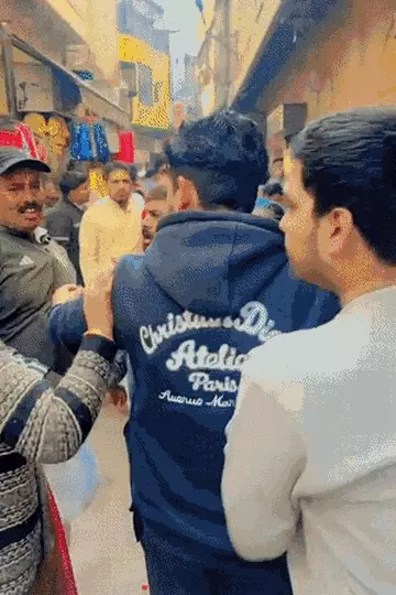 VIDEO: वृंदावन में श्रद्धालु पर बेंत से हमला, बीच-बचाव करना पड़ा भारी; बांके बिहारी मंदिर का गोस्वामी हिरासत में, युवक का सिर फोड़ा