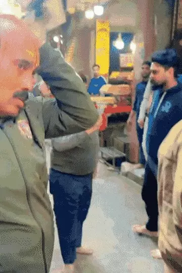 VIDEO: वृंदावन में श्रद्धालु पर बेंत से हमला, बीच-बचाव करना पड़ा भारी; बांके बिहारी मंदिर का गोस्वामी हिरासत में, युवक का सिर फोड़ा