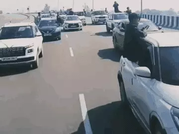 लखनऊ में फेयरवेल के बाद छात्रों की खतरनाक स्टंटबाजी, 30+ गाड़ियों का काफिला; दो कारें टकराईं, वीडियो वायरल