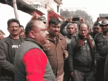 मलदहिया फूल मंडी में फिर अवैध वसूली का आरोप, नगर निगम टीम से धक्का-मुक्की; पूर्व संचालक विशाल दुबे पर केस दर्ज