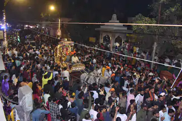 होलियाना रंग में डूबी काशी की शिव बारात, अभिनेता संजय मिश्रा बने बाराती; 4 किमी की यात्रा 7 घंटे में पूरी