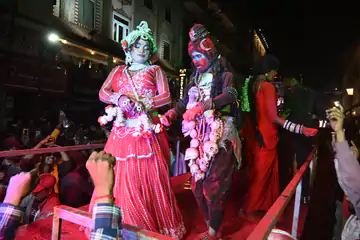 होलियाना रंग में डूबी काशी की शिव बारात, अभिनेता संजय मिश्रा बने बाराती; 4 किमी की यात्रा 7 घंटे में पूरी
