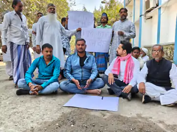 वाराणसी में सीवर जाम से नाराज़ लोगों का जलकल दफ्तर पर धरना, 10 दिन में समाधान का आश्वासन